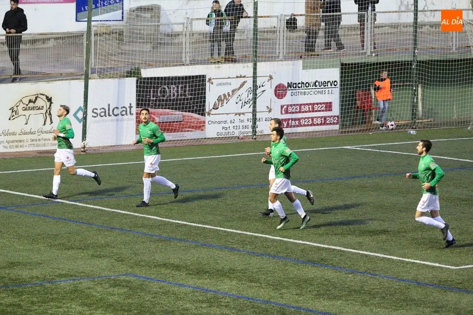 Foto 9 - El CD Guijuelo vence con lo puesto al Atl&eacute;tico B (1-0)