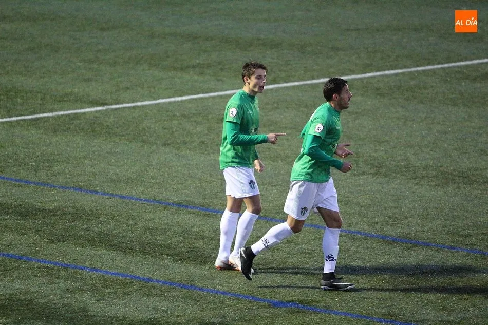 Foto 7 - El CD Guijuelo vence con lo puesto al Atl&eacute;tico B (1-0)