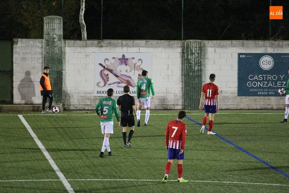 Foto 6 - El CD Guijuelo vence con lo puesto al Atl&eacute;tico B (1-0)