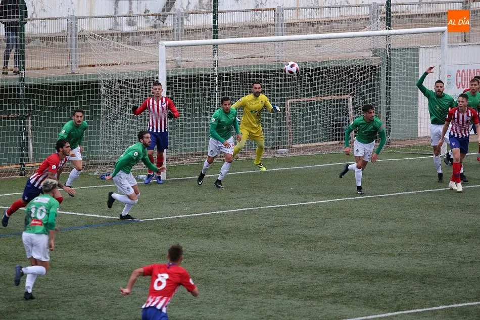 Jugadores del Guijuelo y del Atlético de Madrid B persiguen el balón