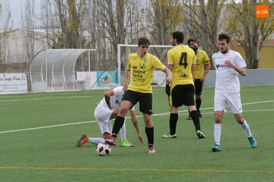 Foto 3 - El B&eacute;jar se lleva el derbi ante el Ciudad Rodrigo, el Ribert golea y el Hergar Camelot cae...