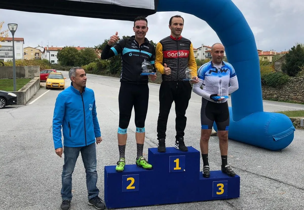 Foto 3 - Miguel Barrientos y David Mart&iacute;n Lorca finalizan en el top-10 la BTT Maratona de Pinhel  