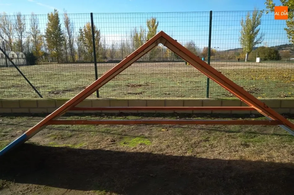 Foto 2 - Solicitan el arreglo de la empalizada del parque canino