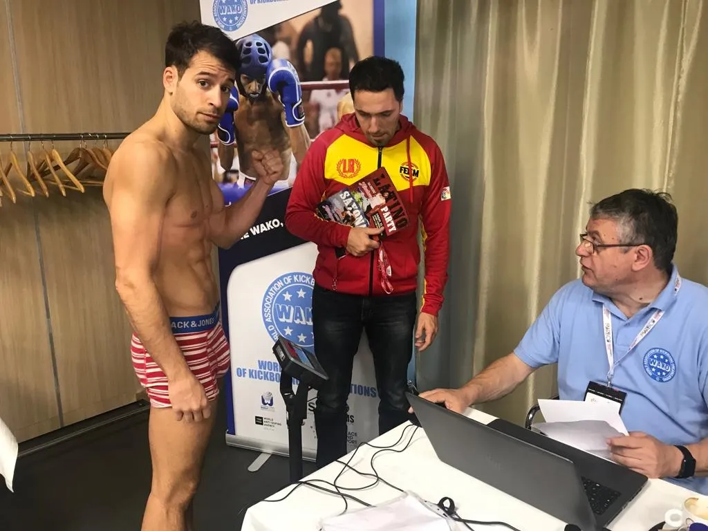 Manuel García durante el pesaje