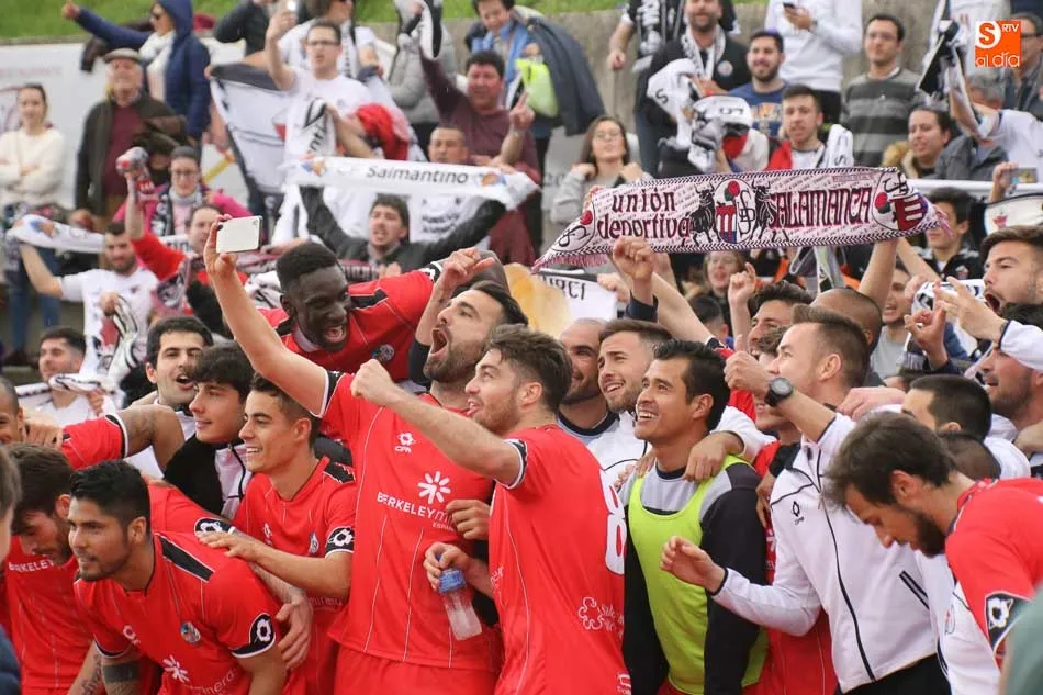 Jugadores del Salamanca UDS celebran la victoria conseguida en las Pistas