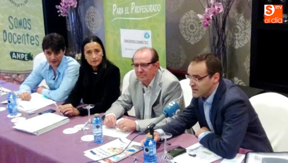 Nicolás Ávila, presidente provincial de ANPE, segundo por la derecha, junto a otros directivos de este sindicato