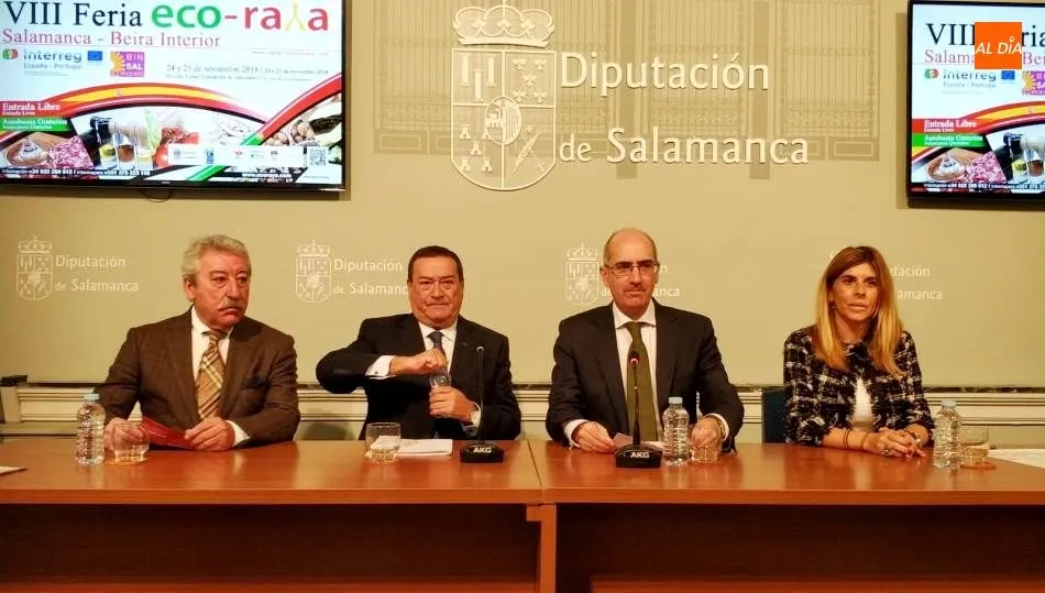 El presidente de la Diputación de Salamanca, Javier Iglesias, y el presidente de la Asociación de Municipios Cova da Beira, Antonio Días, en el centro, en la presentación de la Feria Ecoraya. Foto de Lydia González