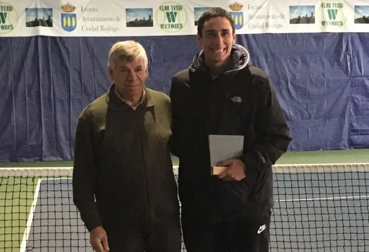 El ganador de la categoría principal, David Redondo, junto al presidente del Club Wetones, Manuel Carrasco