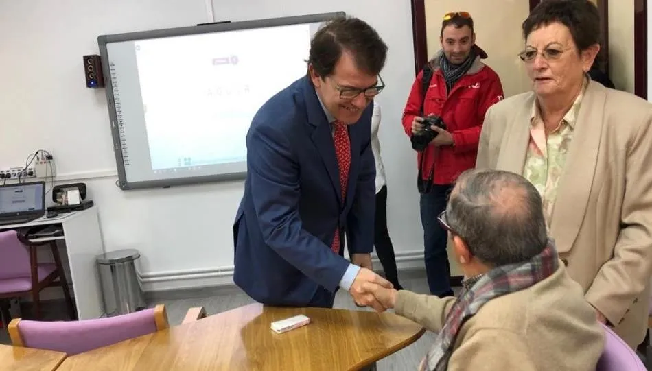 El alcalde de Salamanca, Alfonso Fernández Mañueco, en su visita al Centro Terapéutico de Alzheimer