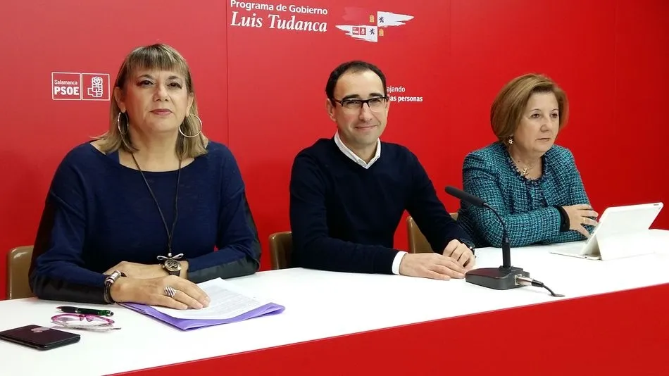 El diputado del PSOE, David Serrada, entre la senadora Rosa López y la secretaria de Sanidad en la Comisión Ejecutiva Provincial de este partido, María García