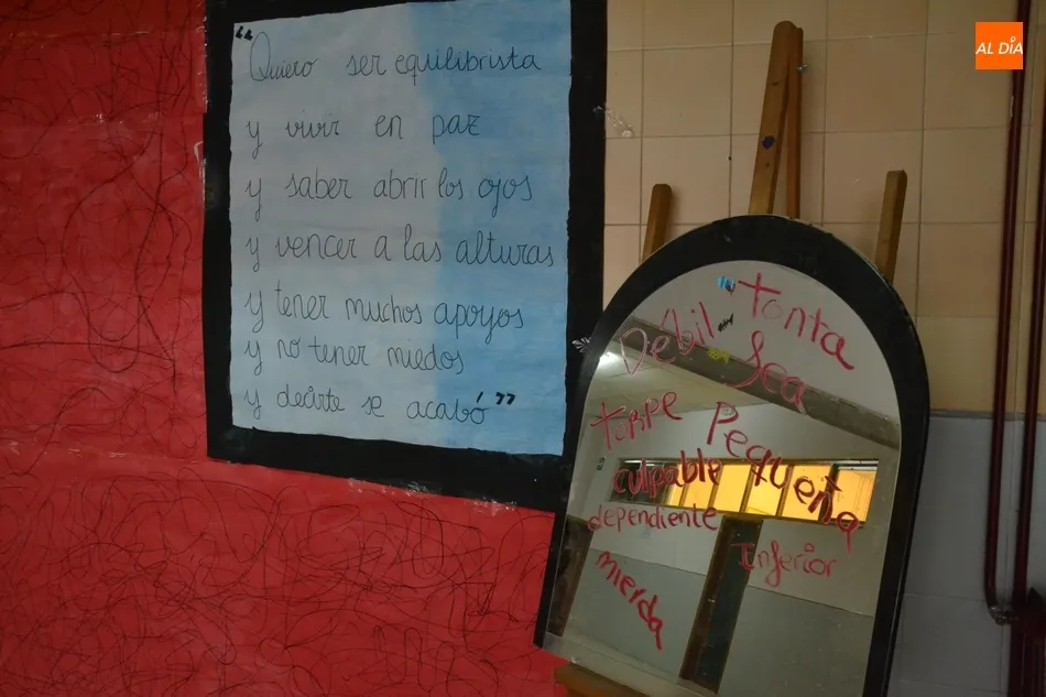 Foto 7 - El IES Tierra recrea en su hall la habitaci&oacute;n de una mujer maltratada  