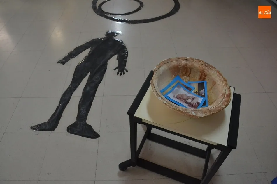 El IES Tierra recrea en su hall la habitación de una mujer maltratada  