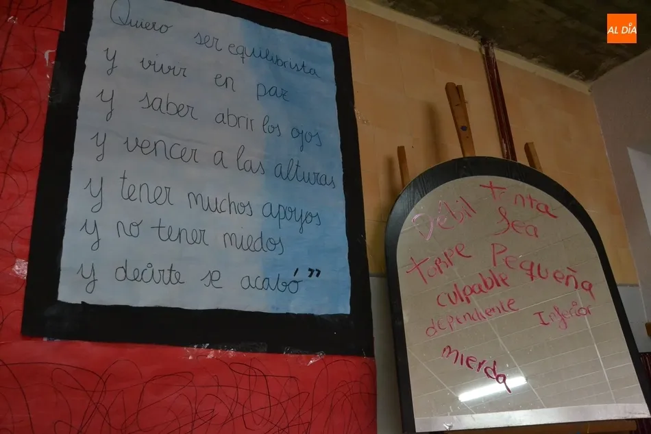 Foto 4 - El IES Tierra recrea en su hall la habitaci&oacute;n de una mujer maltratada  