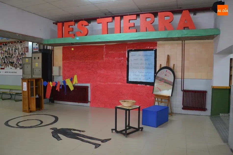 Foto 10 - El IES Tierra recrea en su hall la habitaci&oacute;n de una mujer maltratada  