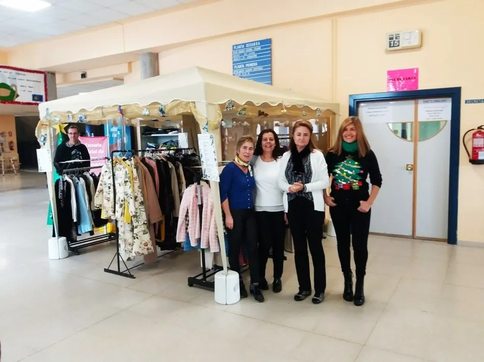 Foto 10 - El Centro Europe Direct acoge un nuevo mercadillo solidario cuyos beneficios se destinar&aacute;n a...