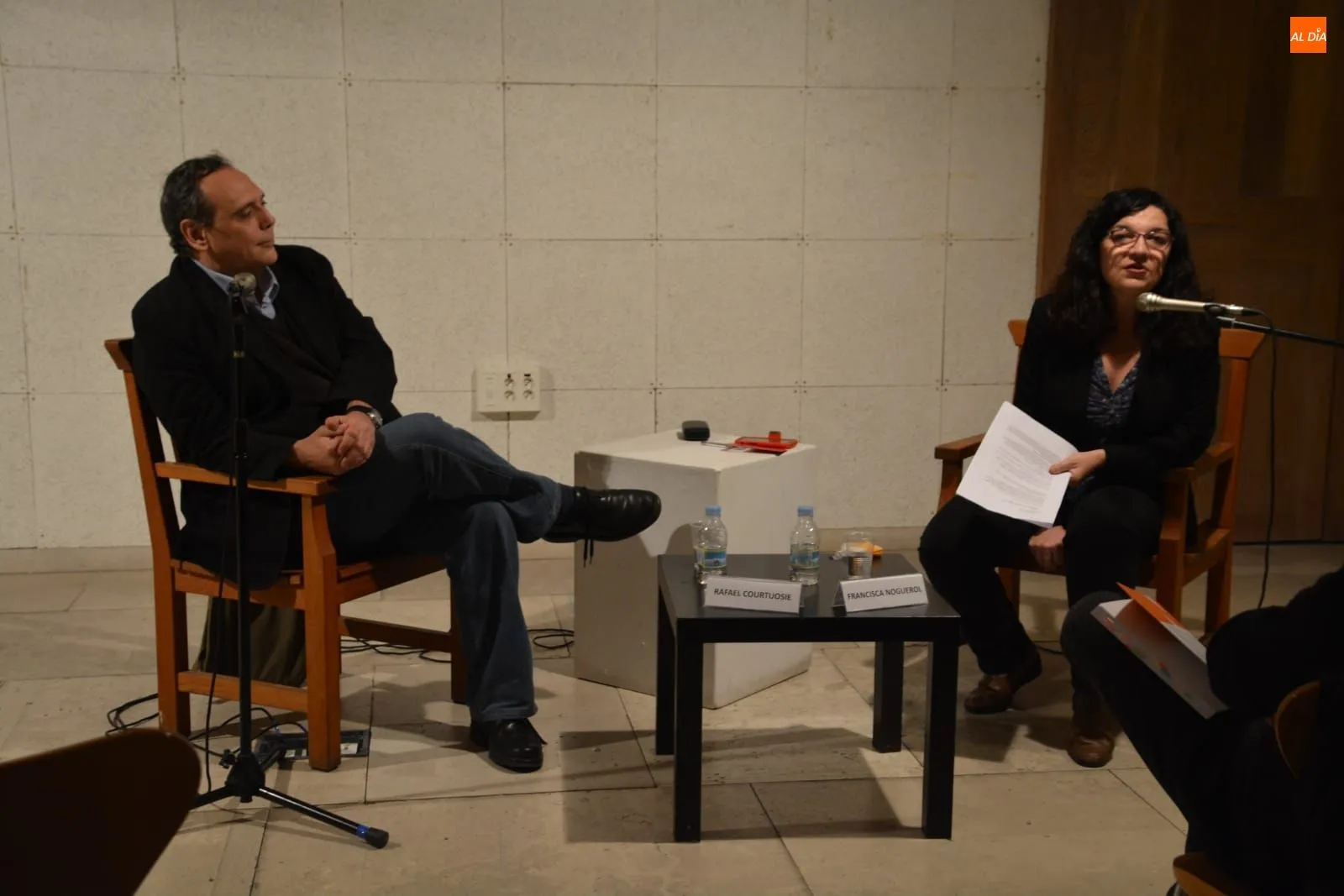 Francisca Noguerol y Rafael Courtoisie durante la presentación de El libro de la desobediencia / Foto: Lydia González.