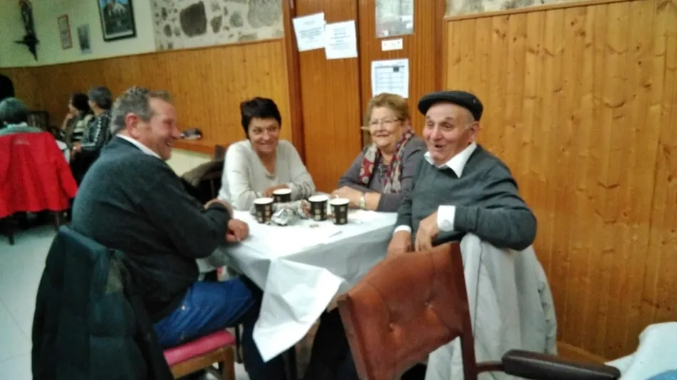 Foto 7 - Encuentro en el Hogar del Jubilado para degustar unas ricas casta&ntilde;as asadas