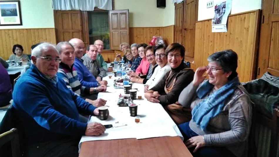 Foto 8 - Encuentro en el Hogar del Jubilado para degustar unas ricas casta&ntilde;as asadas