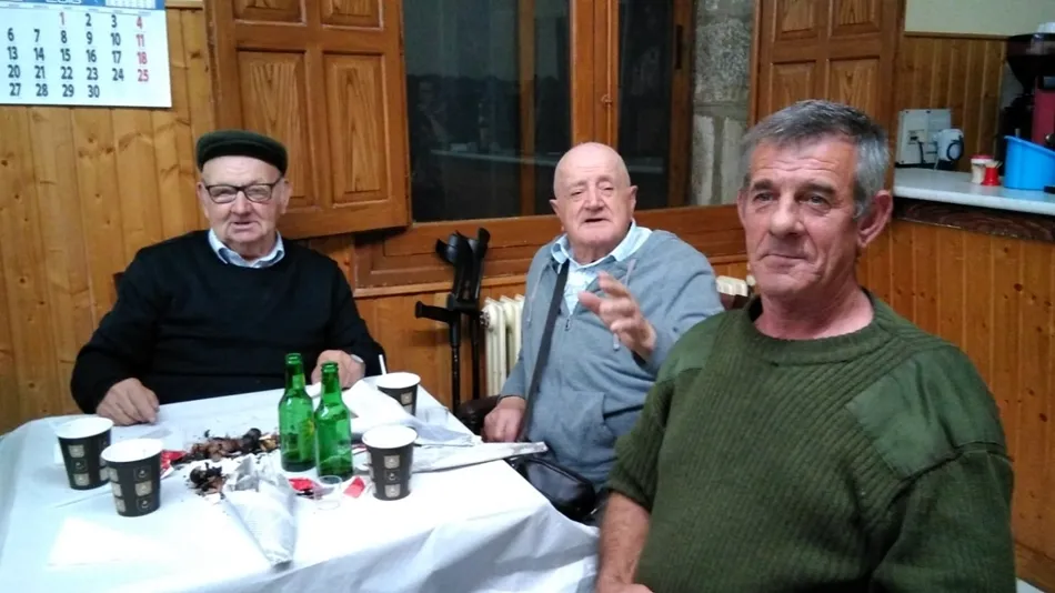Foto 6 - Encuentro en el Hogar del Jubilado para degustar unas ricas casta&ntilde;as asadas