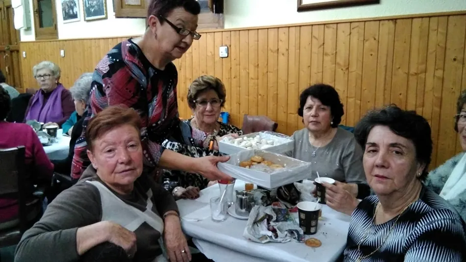 Foto 2 - Encuentro en el Hogar del Jubilado para degustar unas ricas casta&ntilde;as asadas