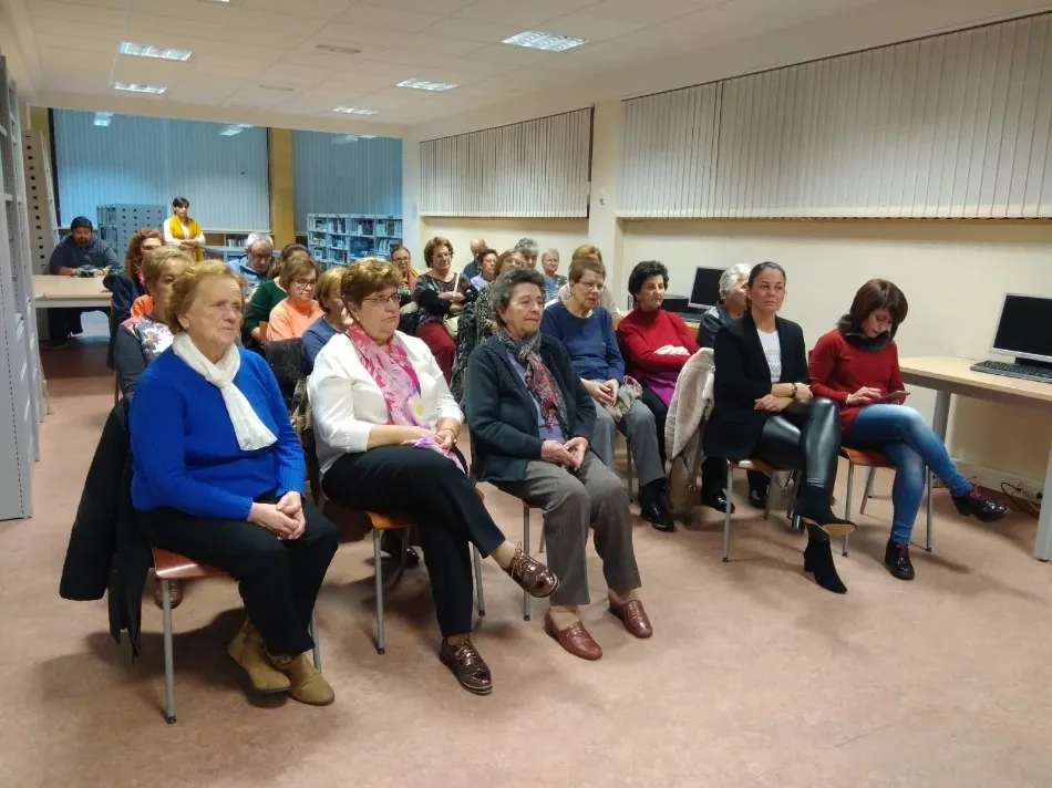 Foto 7 - Pepita Jim&eacute;nez recuerda la historia local en una concurrida charla en la biblioteca municipal