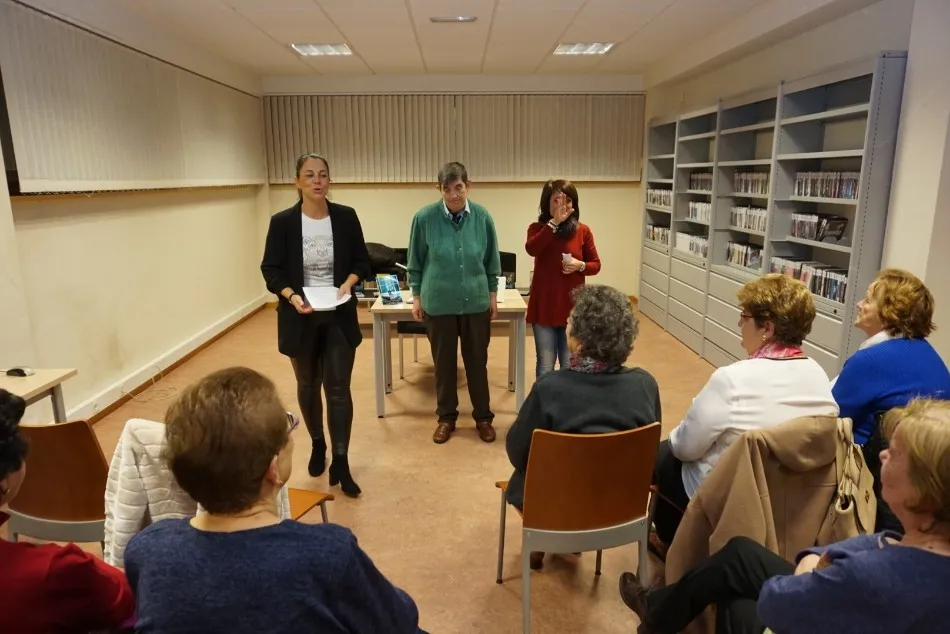 Foto 6 - Pepita Jim&eacute;nez recuerda la historia local en una concurrida charla en la biblioteca municipal