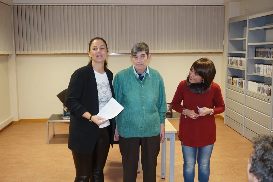 Foto 5 - Pepita Jim&eacute;nez recuerda la historia local en una concurrida charla en la biblioteca municipal