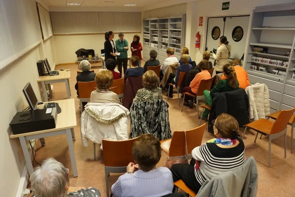 Foto 3 - Pepita Jim&eacute;nez recuerda la historia local en una concurrida charla en la biblioteca municipal