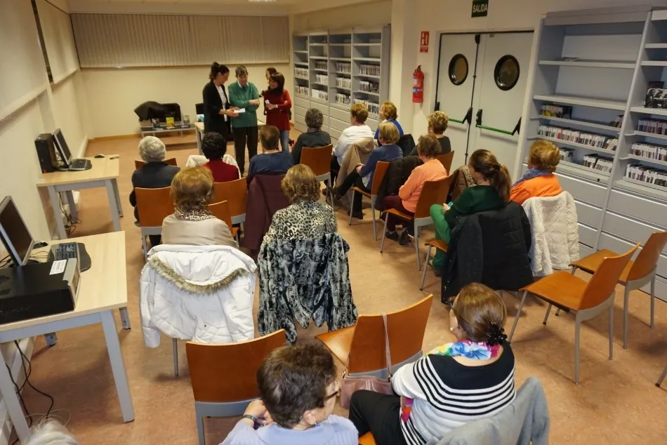 Foto 2 - Pepita Jim&eacute;nez recuerda la historia local en una concurrida charla en la biblioteca municipal