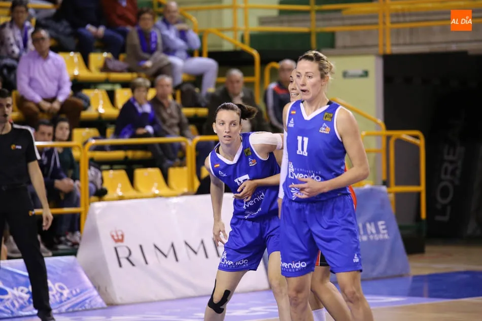 Laura Gil y Aija Putnina durante un encuentro de Perfumerías Avenida