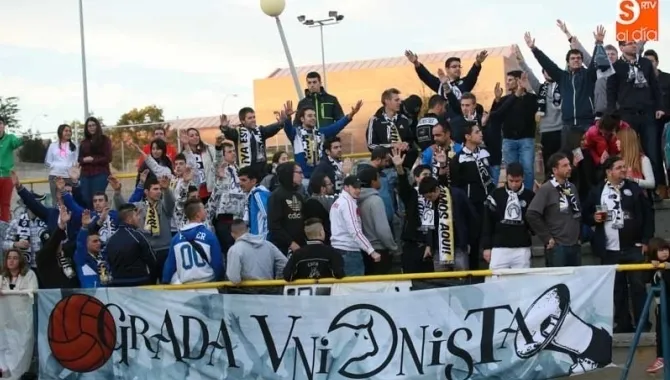 Aficionados de Unionistas animan durante un encuentro