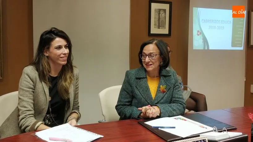 Carmen García, concejala de educación y cultura, y Lourdes Villoria, alcaldesa de Cabrerizos/ Foto: Lydia González