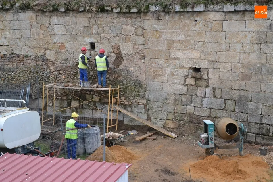 A la izquierda, la reparación adicional que se está haciendo en estos momentos como complemento a la reparación hecha a la derecha de la meona