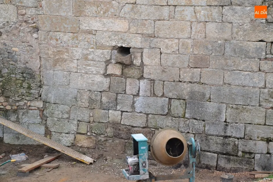 Foto 5 - La popular &lsquo;meona&rsquo; desaparece de los fosos de la muralla  