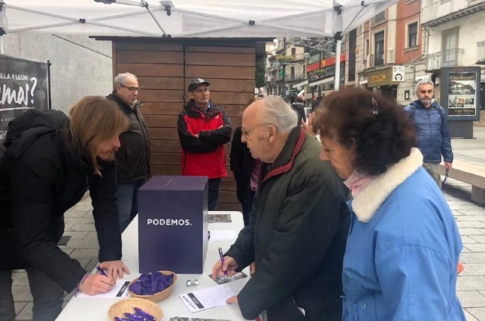 Foto 2 - El secretario general auton&oacute;mico de Podemos recoge propuestas en B&eacute;jar  