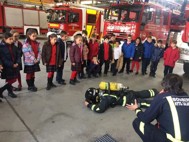 Foto 4 - Alumnos del colegio Padres Trinitarios visitan el Parque Municipal de Bomberos&nbsp;  