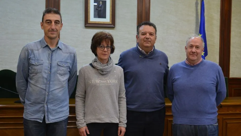 Representantes del Club de Balonmano de Béjar con el Concejal de Deportes y el Responsable de la Federación Española de Balonmano