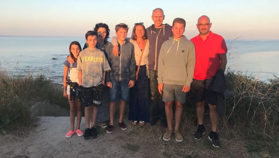 La familia de Nicolás y de Raúl comparten su primer día del intercambio en España