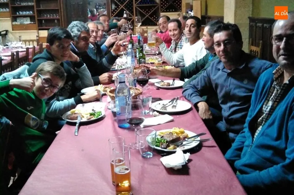 Foto 2 - La pe&ntilde;a de la primitiva del Bar Pasaje disfruta de una noche festiva