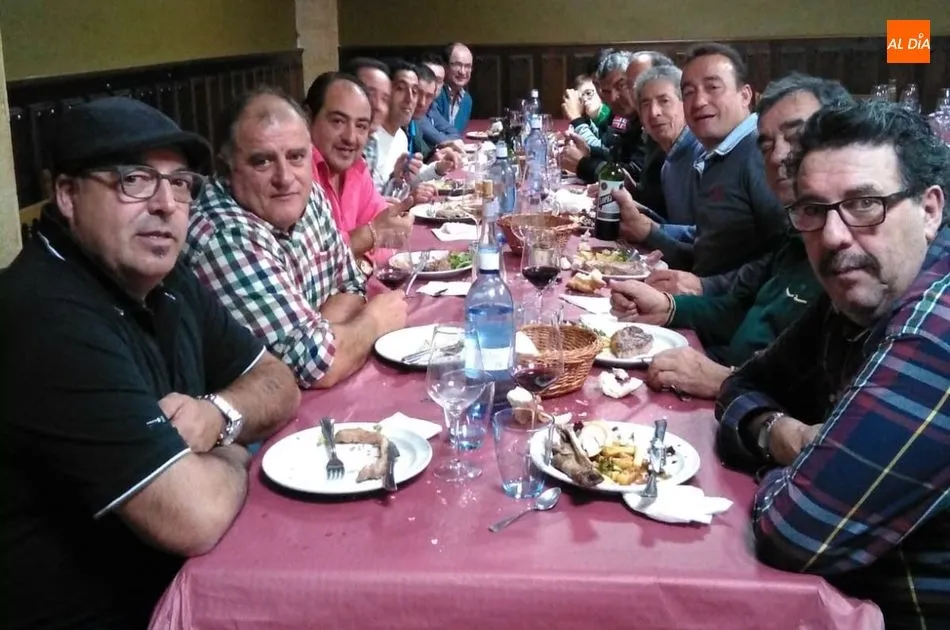 La peña del Bar Pasaje cenó en el Restaurante Doña Matea