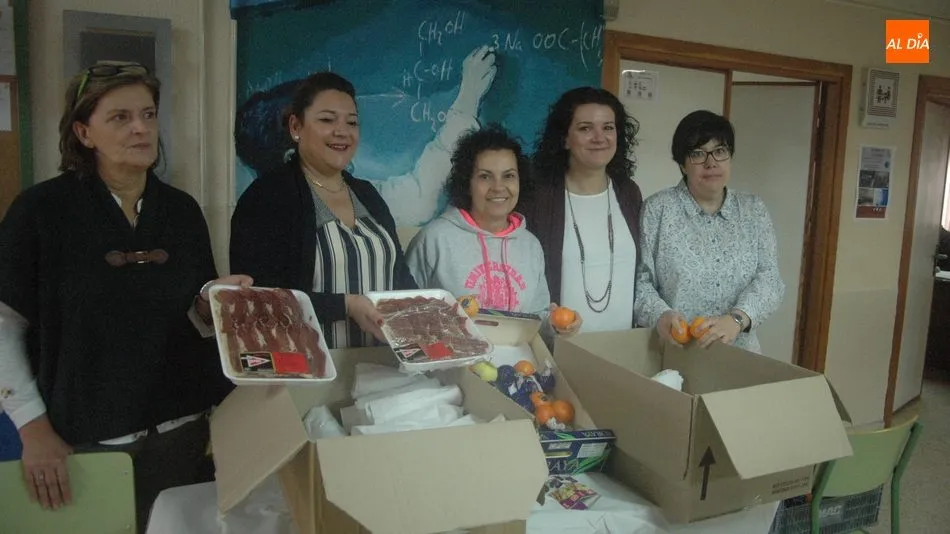 Algunas madres fueron las encargadas de preparar los bocadillos con los productos donados por establecimientos de la localidad / Silvestre