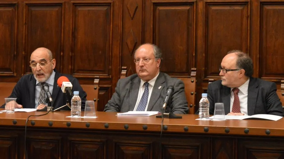 El vicerrector de Política Académica de la USAL, Enrique Cabero, el vicerrector de Relaciones Institucionales de la UPSA, Jacinto Núñez, y el catedrático de Historia Contemporánea de la USAL, Mariano Esteban