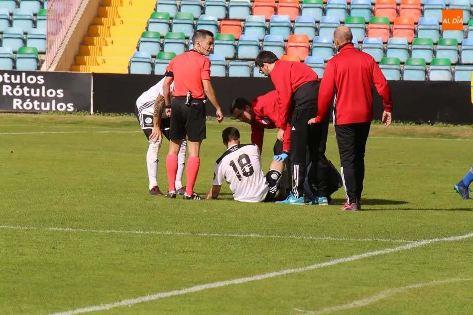 Los médicos atienden a Indiano en el partido ante Las Palmas B