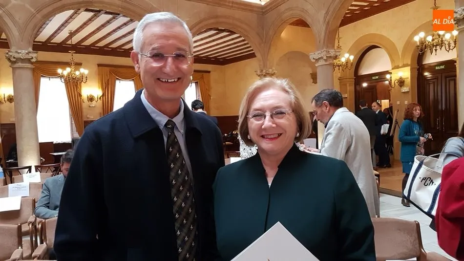 Eugenio Santos, junto a la vicerrectora de Postgrado y Planes Especiales en Ciencias de la Salud de la Universidad, Purificación Galindo