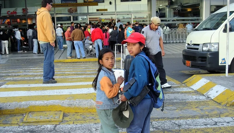 Niñas trabajadoras de la calle. Aeropuerto de Quito-Ecuador / FOTOS: JACQUELINE ALENCAR	