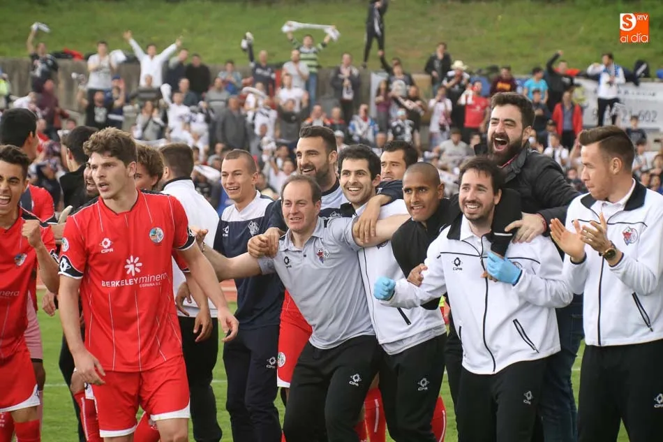 Celebración de la victoria del Salmantino en el derbi de Tercera en Las Pistas