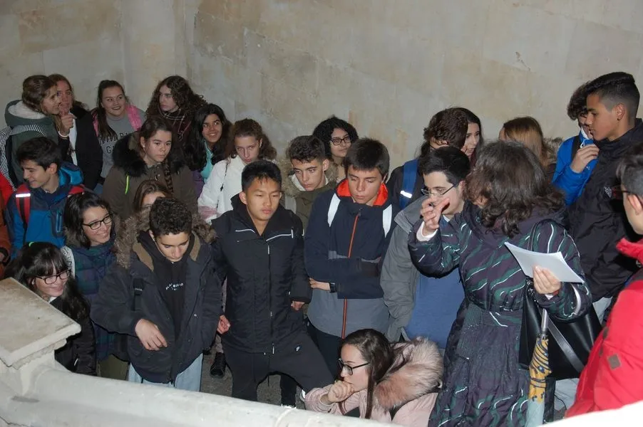 Foto 6 - Los alumnos del IES Mateo Hern&aacute;ndez visitan la Casa Museo Miguel de Unamuno y el Edificio...