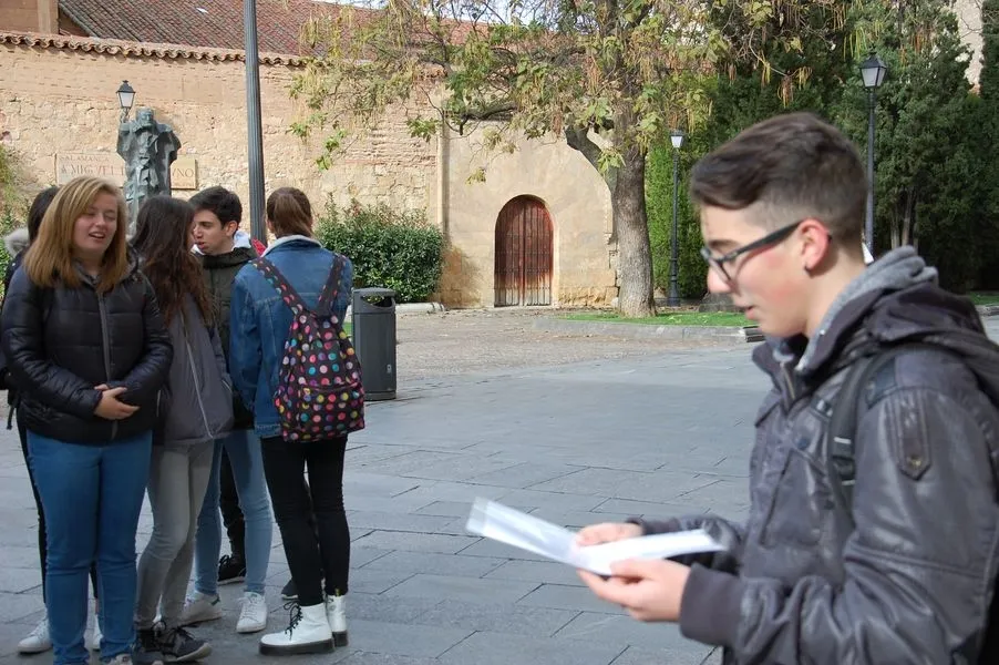 Foto 3 - Los alumnos del IES Mateo Hern&aacute;ndez visitan la Casa Museo Miguel de Unamuno y el Edificio...