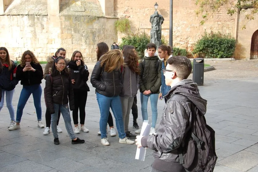 Foto 2 - Los alumnos del IES Mateo Hern&aacute;ndez visitan la Casa Museo Miguel de Unamuno y el Edificio...