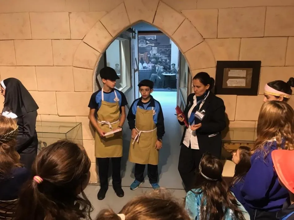 Foto 4 - Divertida visita de estudiantes del colegio San Juan Bosco al Museo del Comercio
